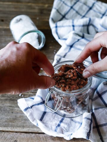 nøddebrud - karamel - snack med nødder - opskrift