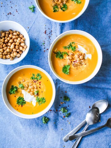 Gulerodssuppe med ingefær og krydrede kikærter