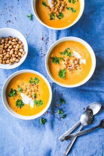Gulerodssuppe med ingefær og krydrede kikærter