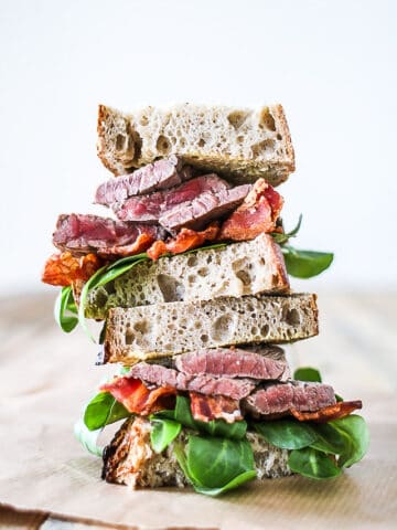 Steak Sandwich - samdwich med bacon og kød - frokost opskrift