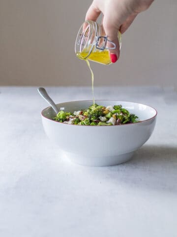 broocolisalat med pinjekerner, feta og rosiner - syrlig salat med broccoli - opskrift