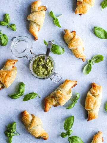 butterdej med pesto, serranoskinke og ost - snacks til fest