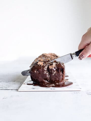 Chokolade banankage med chokoladekaramelsauce - opskrift på banankage med kakao og chokolade - nem kage