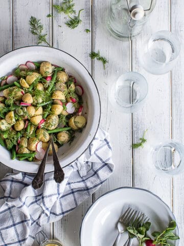 fransk kartoffelsalat - kartoffelsalat med sennepsdressing - opskrift på salat med kartofler