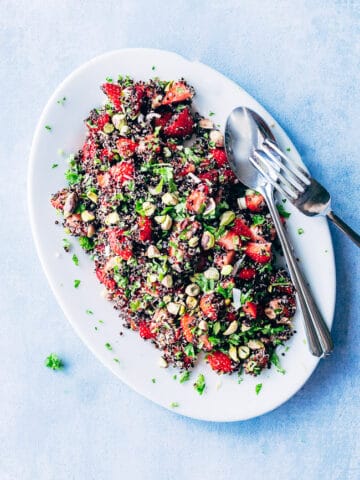 Salat med jordbær, quinoa og pistchienødder - nem og lækker jordbærsalat perfekt tilbehør til grillmad