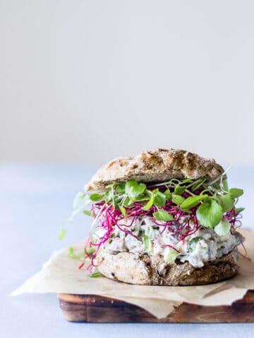 sandiwch-rugboller-med-hoensesalat-opskrift-madpakke