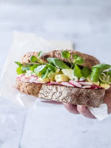 sandwich-med-aeggesalat-hjemmelavet-aeggesalat-opskrift