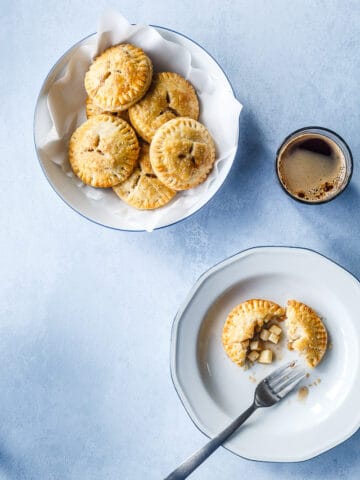 apple-hand-pies-smaa-aebletaerter-opskrift-paa-aebletaerte