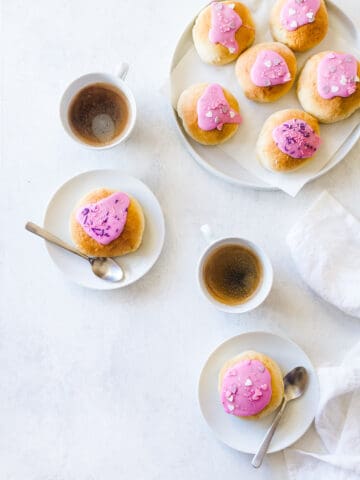 Fastelavnsboller med creme - opskrift på gammeldagsfastelavnsboller