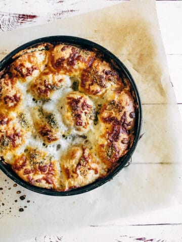 oste brød med hvidløg og krydderurter - brød til suppe