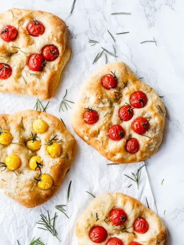 Foccacia brød med tomat og rosmarin - opskrift på italiensk madbrød