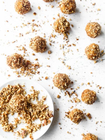 Carrot cake balls - opskrift med dadler