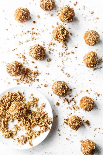 Carrot cake balls - opskrift med dadler
