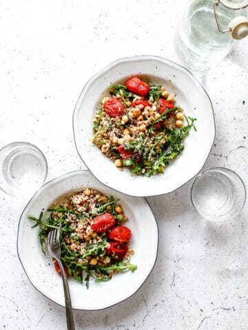 Salat med perlespelt, bagte tomater og feta - opskrift