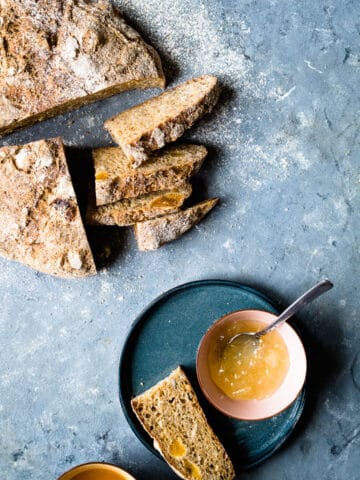 Brød med abrikos og solsikkekerner - opskrift på brød med tørret frugt