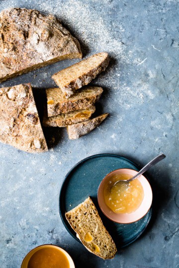 Brød med abrikos og solsikkekerner - opskrift på brød med tørret frugt