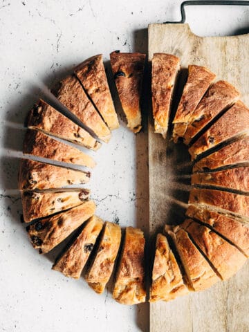 Rosinbrød med kærnemælk - opskrift på brød med rosiner