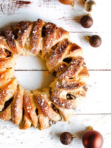 julekringle med remonce - opskrift på flettet kringle med marcipan remonce og kanel