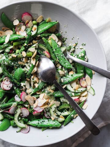 salat med asparges, ærter, radiser og feta