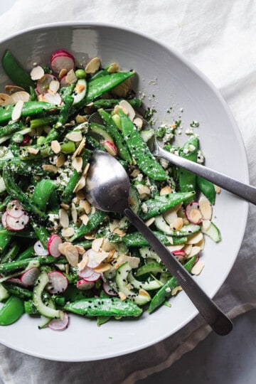 salat med asparges, ærter, radiser og feta