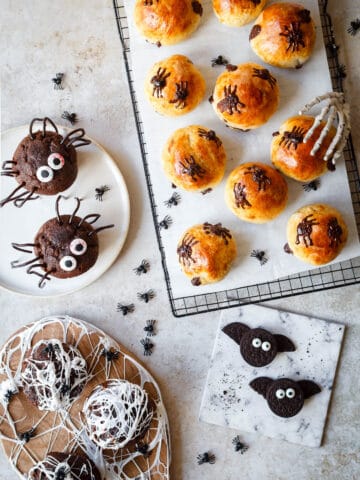 halloween kage og slik - sjove brød og kager til børn