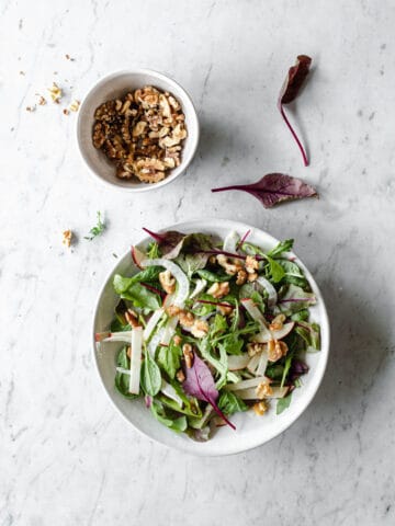 salat med æble, fennikel og valnødder