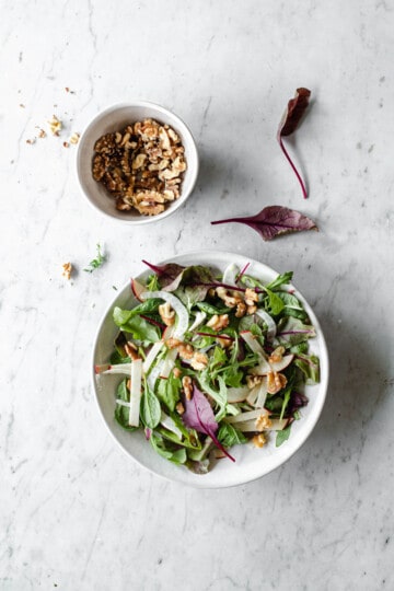 salat med æble, fennikel og valnødder