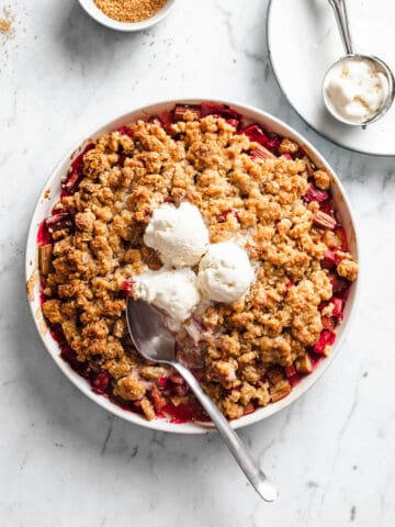 Rabarbercrumble - opskrift på nem rabarberkage med crumble smuldredej