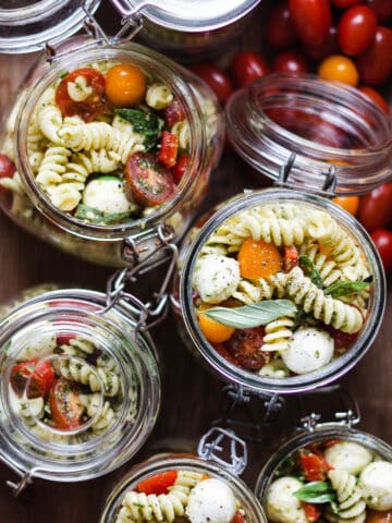 pastasalat - opskrift på pastasalat med pesto