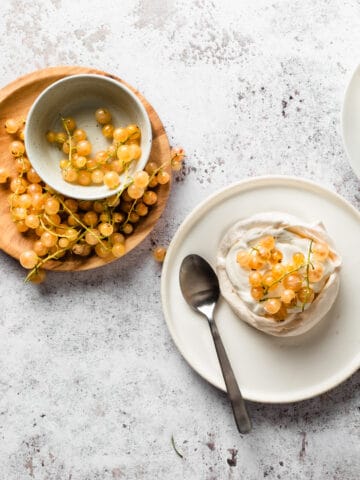 marengskager med creme og bær - marengsbunde