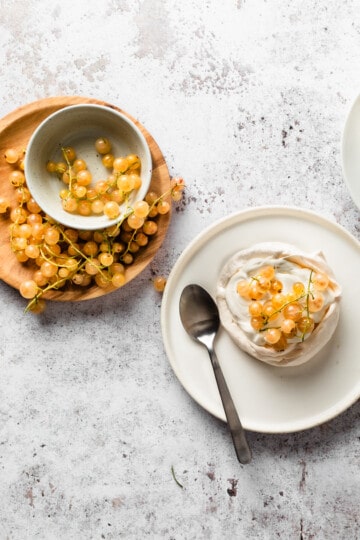 marengskager med creme og bær - marengsbunde