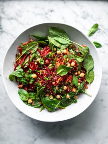 Rødbedesalat med gulerødder, spinat og quinoa - salat opskrift - salat bowl