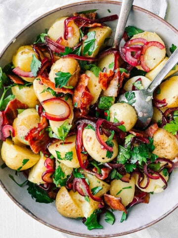 kartoffesalat med bacon og rødløg