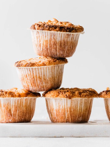 Æblemuffins med kanel og crumble - opskrift på nemme æblemuffins