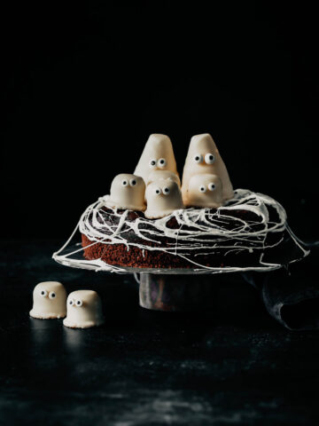 Halloweenkage-med-spindelvaev-nem-kage-til-halloween