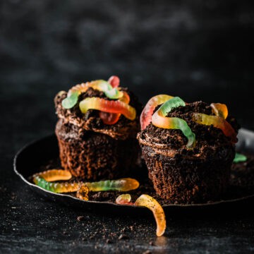 Muffins-med-vingummiorme-.-halloween-mufins