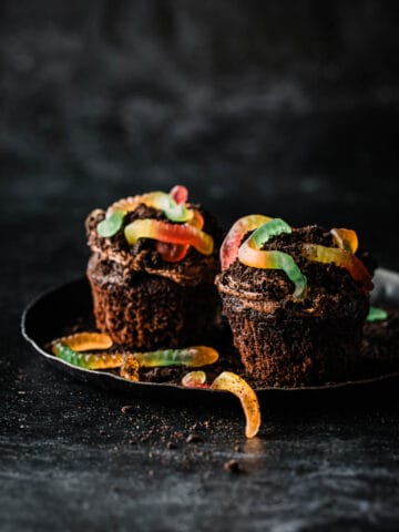 Muffins-med-vingummiorme-.-halloween-mufins
