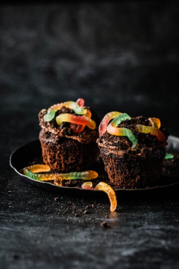 Muffins-med-vingummiorme-.-halloween-mufins